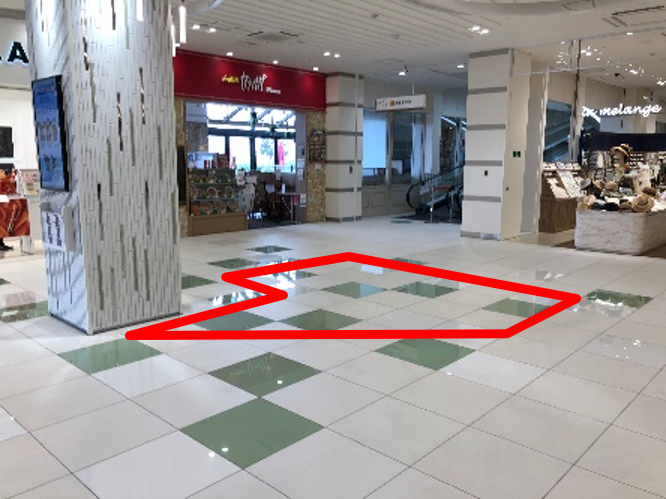 【みのおキューズモール】「②CENTER-2F インフォメーション前（東出入口周辺）」四方からの視認性が高い、物販催事やPRプロモーションにおすすめのイベントスペース