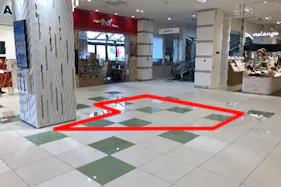 【みのおキューズモール】「②CENTER-2F インフォメーション前(東出入口周辺)」四方からの視認性が高い、物販催事やPRプロモーションにおすすめのイベントスペース