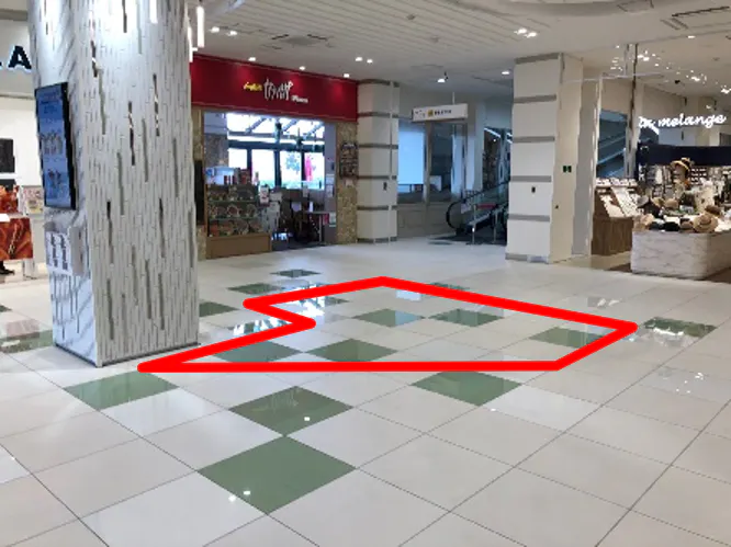 【みのおキューズモール】「②CENTER-2F インフォメーション前（東出入口周辺）」四方からの視認性が高い、物販催事やPRプロモーションにおすすめのイベントスペース