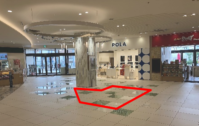 【みのおキューズモール】「②CENTER-2F インフォメーション前（東出入口周辺）」四方からの視認性が高い、物販催事やPRプロモーションにおすすめのイベントスペース