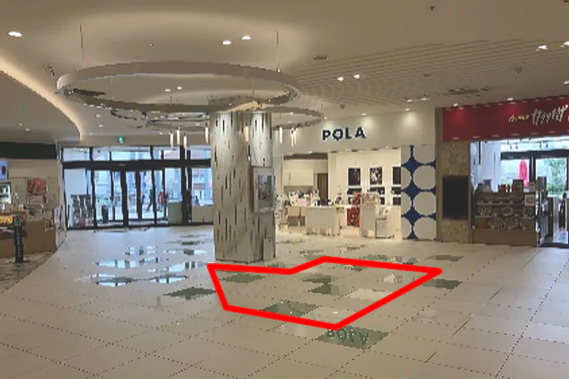 【みのおキューズモール】「②CENTER-2F インフォメーション前(東出入口周辺)」四方からの視認性が高い、物販催事やPRプロモーションにおすすめのイベントスペース