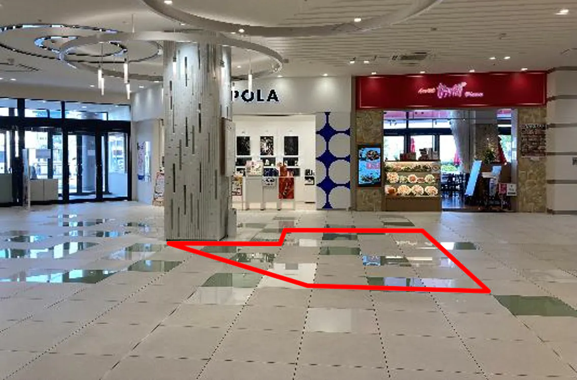 【みのおキューズモール】「②CENTER-2F インフォメーション前（東出入口周辺）」四方からの視認性が高い、物販催事やPRプロモーションにおすすめのイベントスペース