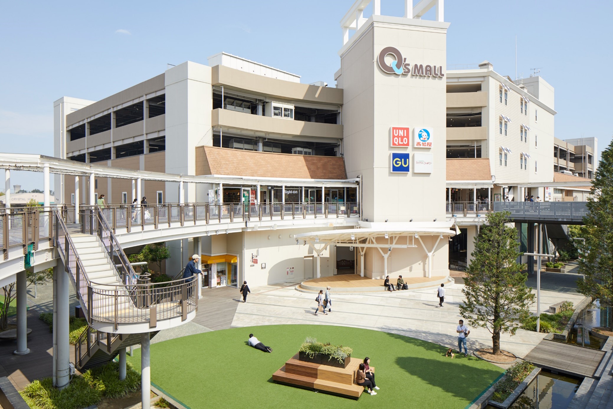 【みのおキューズモール】「②CENTER-2F インフォメーション前（東出入口周辺）」四方からの視認性が高い、物販催事やPRプロモーションにおすすめのイベントスペース