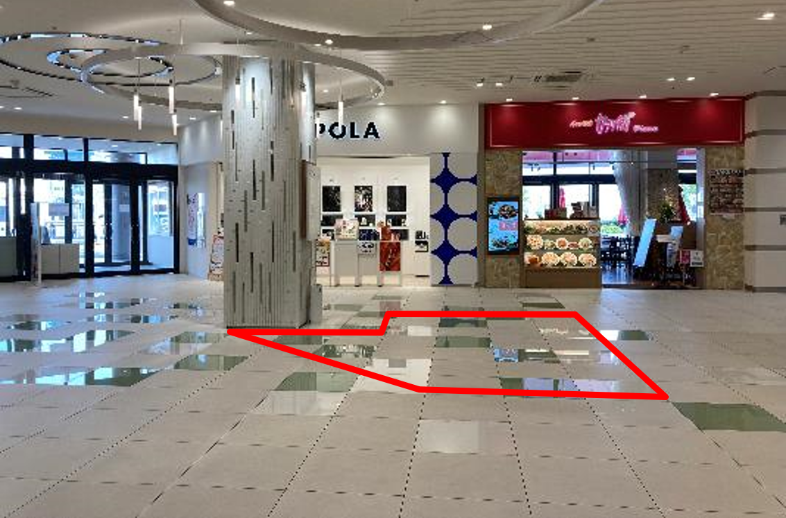 【みのおキューズモール】「②CENTER-2F インフォメーション前（東出入口周辺）」四方からの視認性が高い、物販催事やPRプロモーションにおすすめのイベントスペース