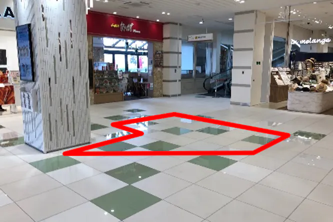 【みのおキューズモール】「②CENTER-2F インフォメーション前(東出入口周辺)」四方からの視認性が高い、物販催事やPRプロモーションにおすすめのイベントスペース