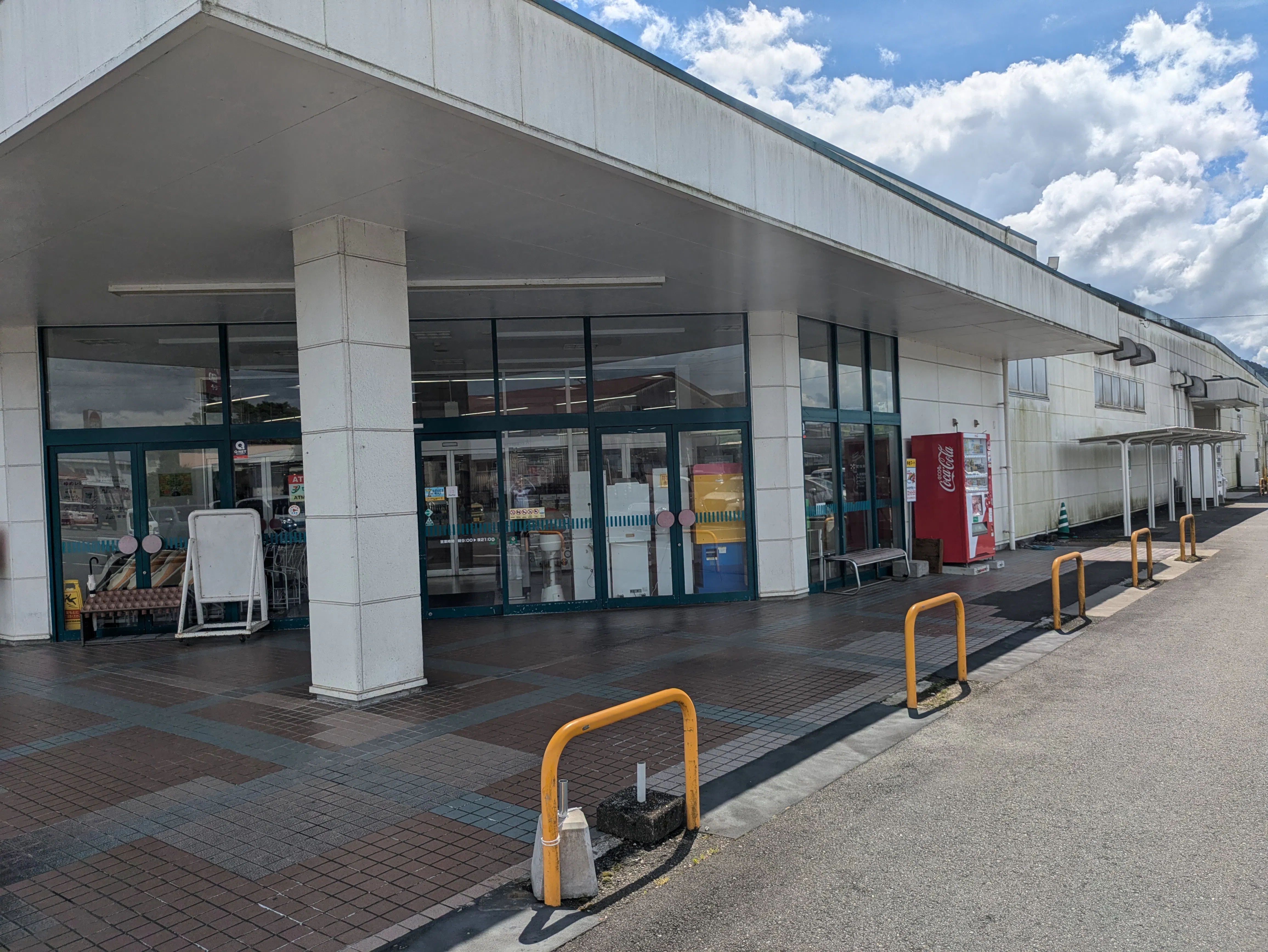 【ゆめマート人吉】店頭軒下　ポップアップストア(物販、食物販)やプロモーション用途に最適なスーパーの屋外催事イベントスペース