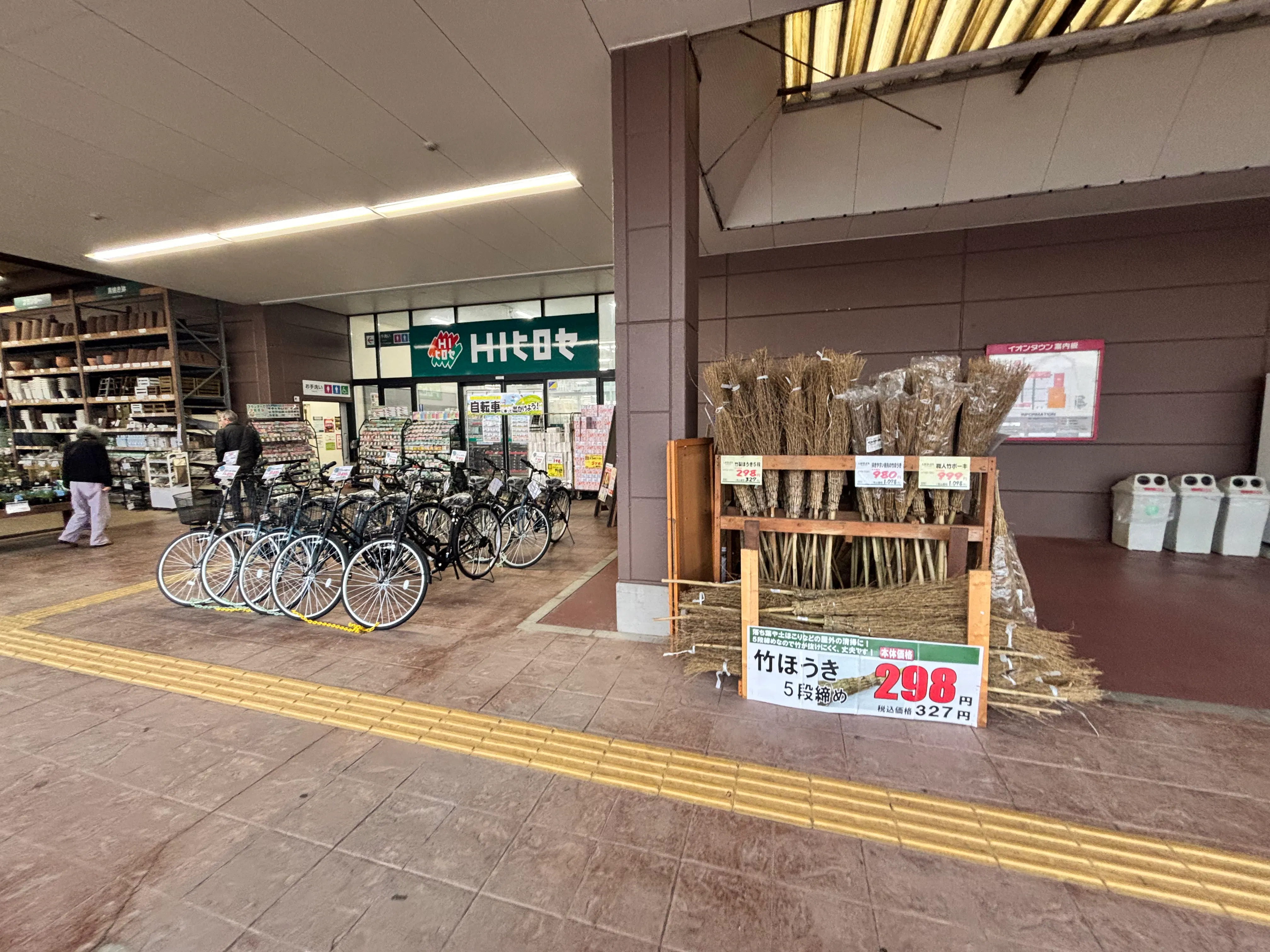 【HIヒロセホームセンター日向店】プロモーションイベントに最適なホームセンター入口付近の軒下スペース