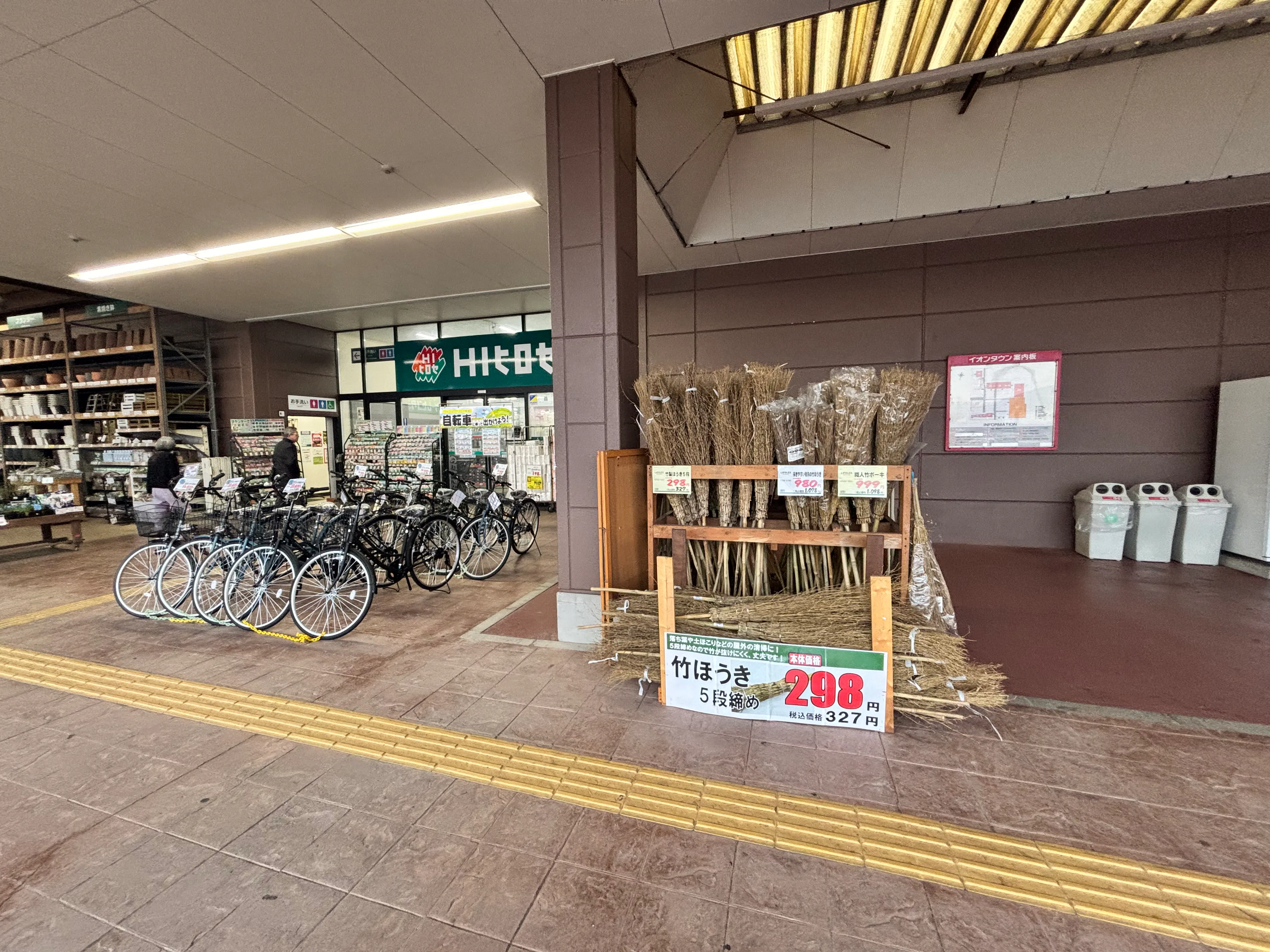 【HIヒロセホームセンター日向店】プロモーションイベントに最適なホームセンター入口付近の軒下スペース