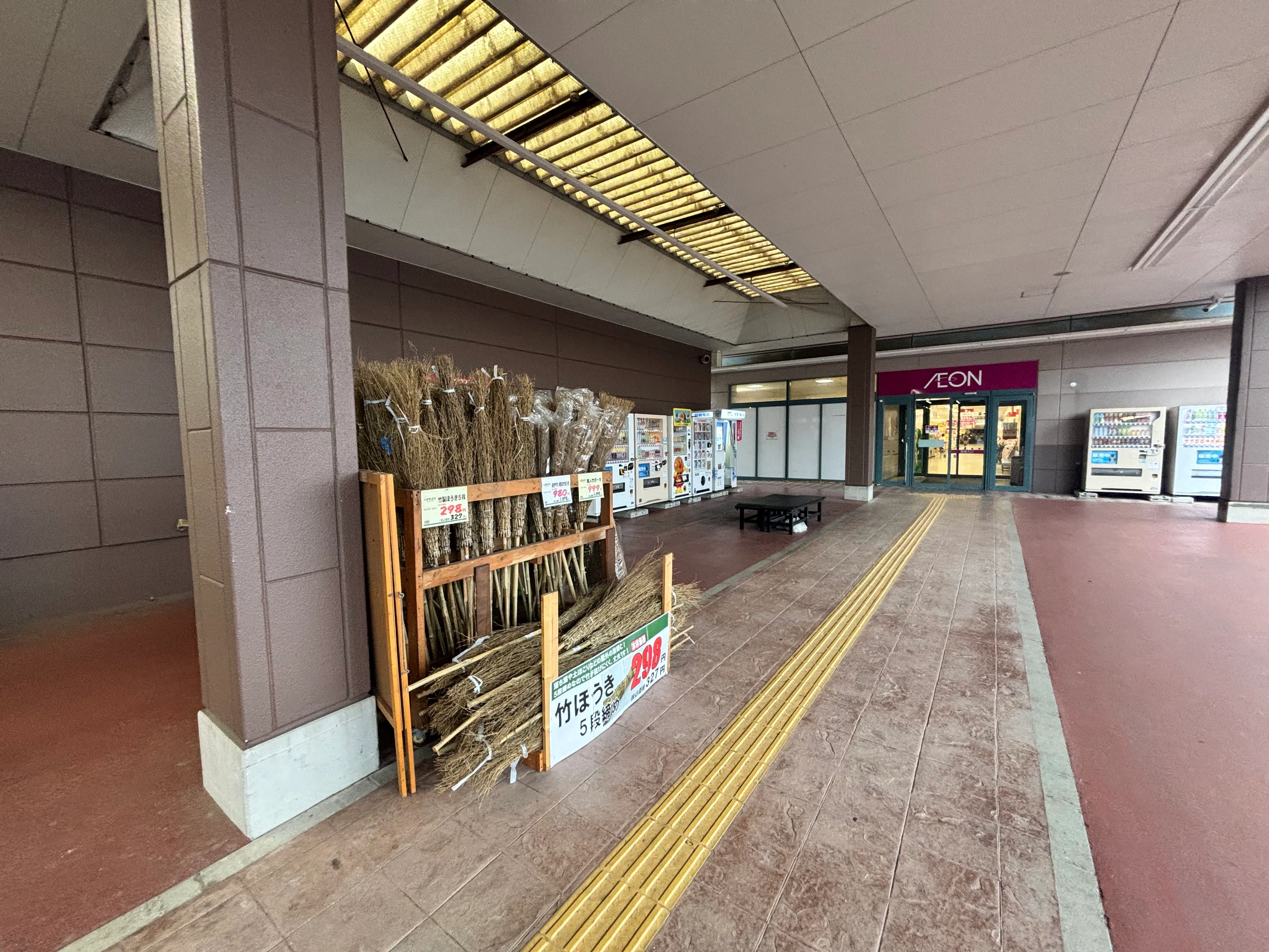 【HIヒロセホームセンター日向店】プロモーションイベントに最適なホームセンター入口付近の軒下スペース