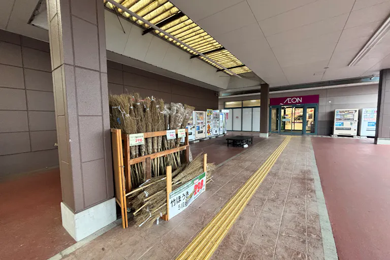 【HIヒロセホームセンター日向店】プロモーションイベントに最適なホームセンター入口付近の軒下スペースの画像3