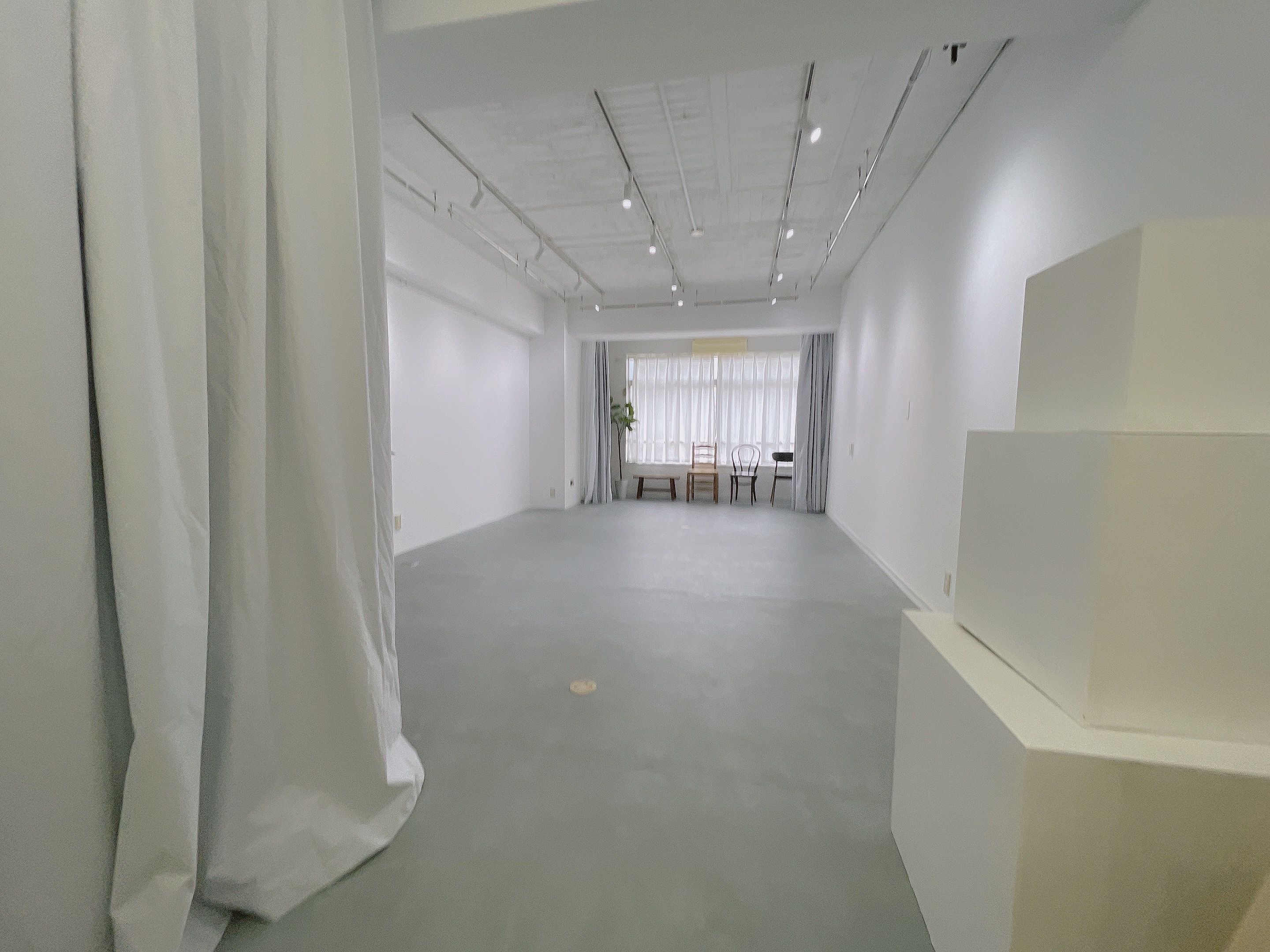 【初台駅5分】展示会・ワークショップ・撮影に適した什器も充実した白壁のスタジオの画像9