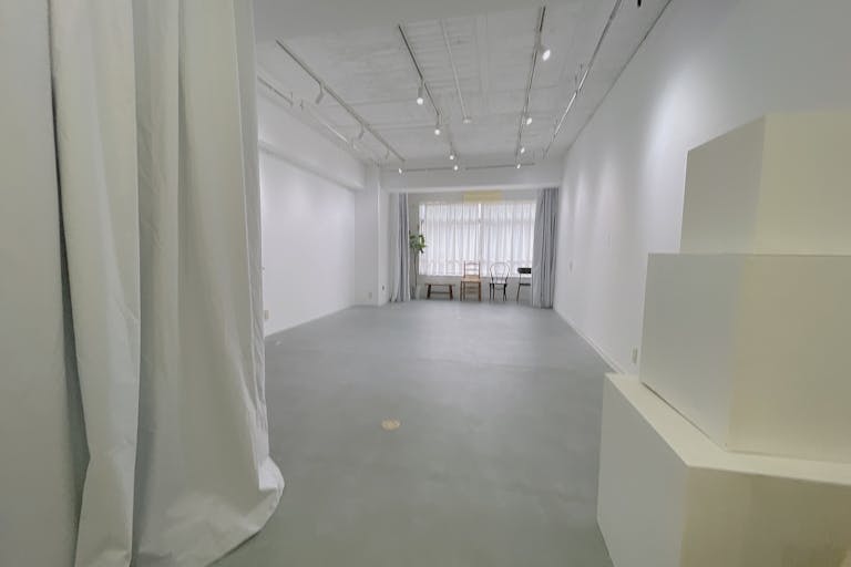 【初台駅5分】展示会・ワークショップ・撮影に適した什器も充実した白壁のスタジオの画像9