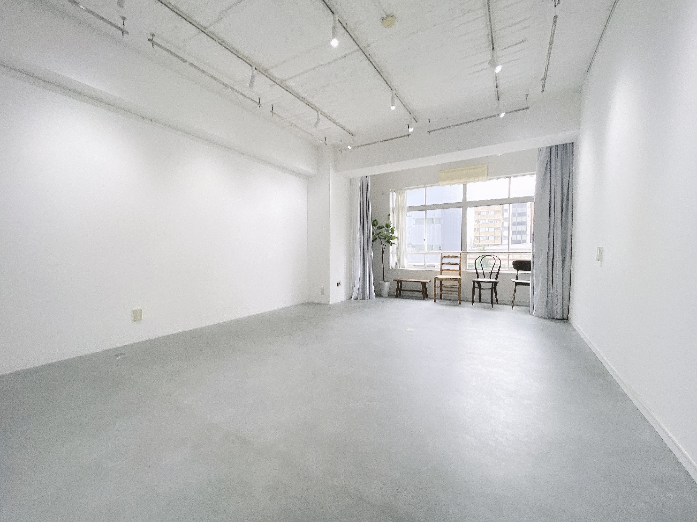 【初台駅5分】展示会・ワークショップ・撮影に適した什器も充実した白壁のスタジオの画像7