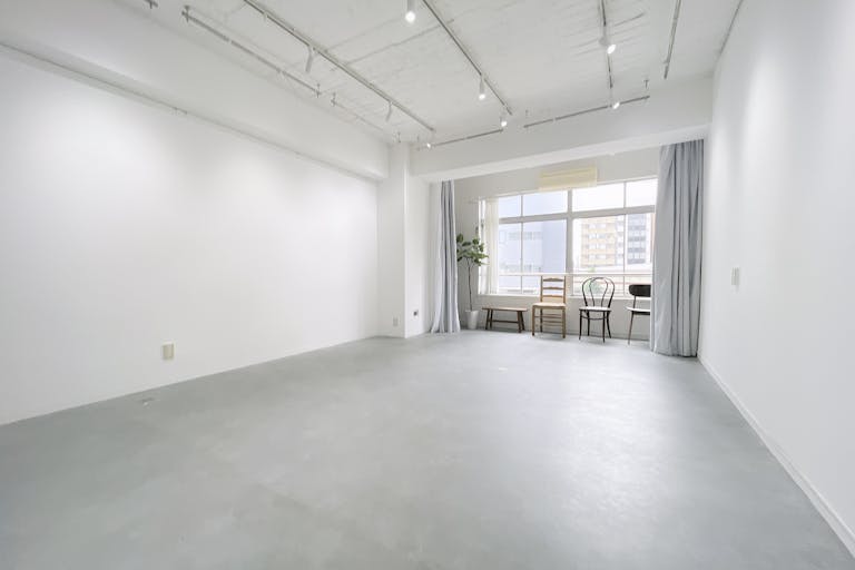 【初台駅5分】展示会・ワークショップ・撮影に適した什器も充実した白壁のスタジオの画像7