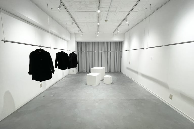 【初台駅5分】展示会・ワークショップ・撮影に適した什器も充実した白壁のスタジオの画像1