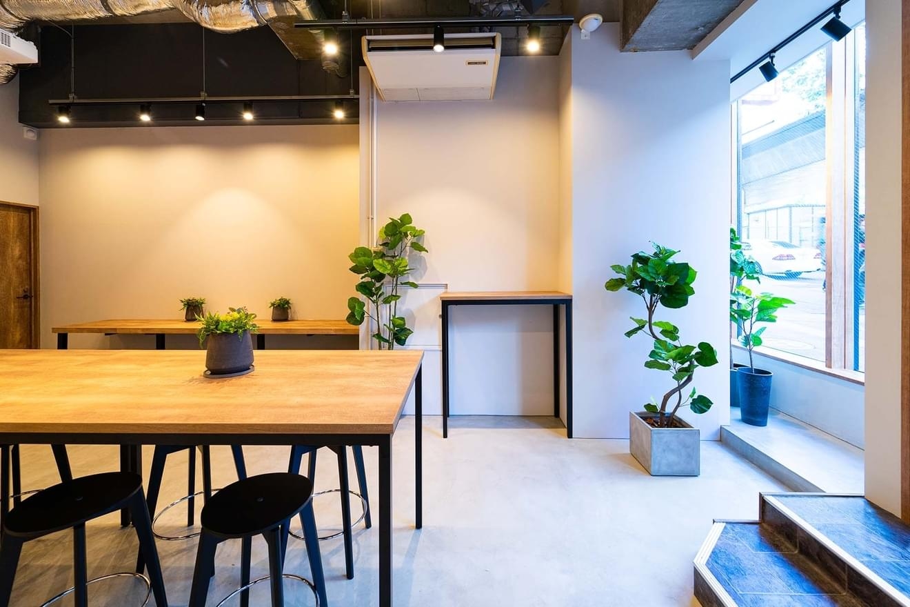 渋谷駅前246に面した好立地の路面スペースです。