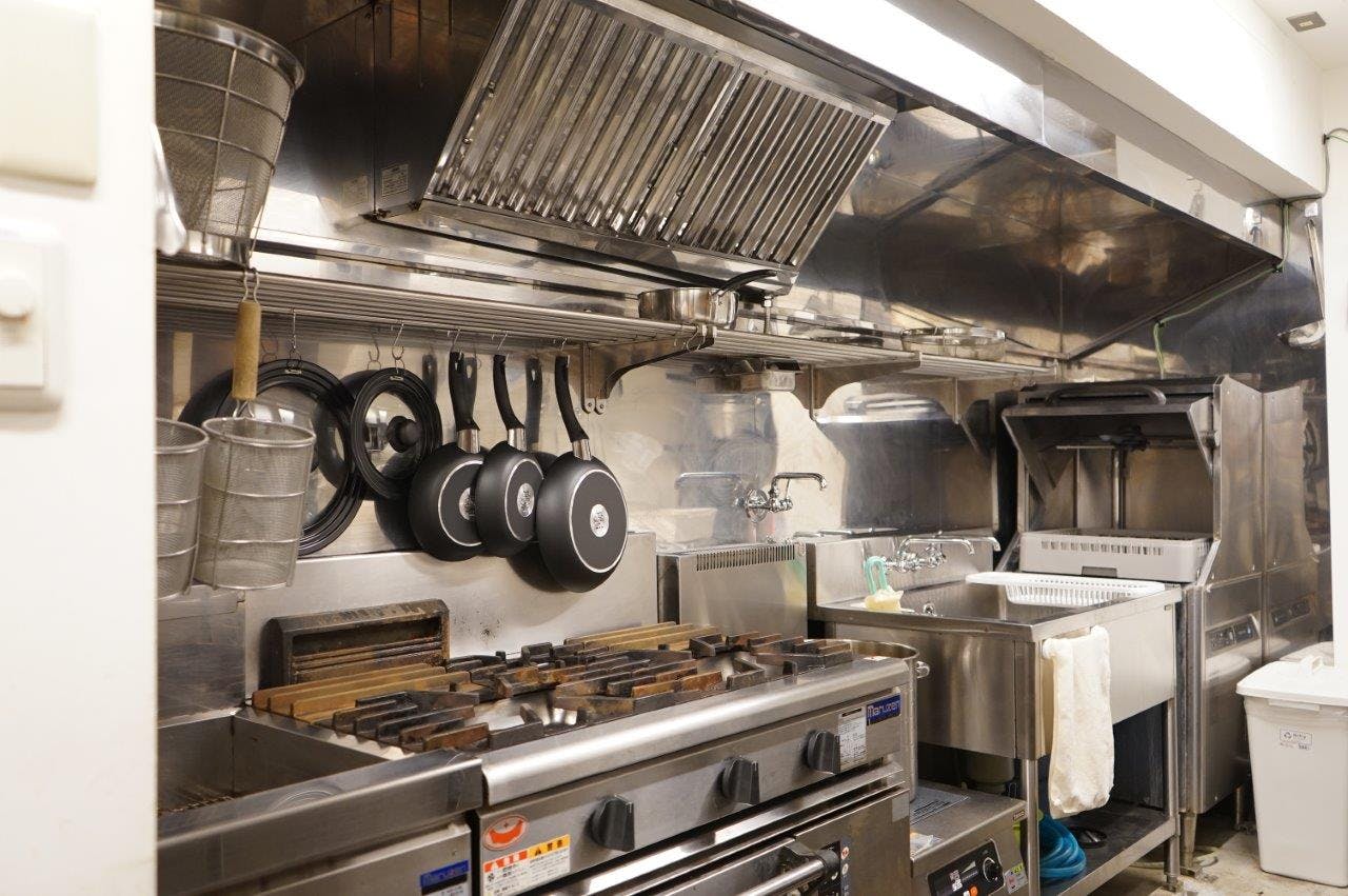 キッチンの奥には食器洗浄機と広々としたシンク、作業台。各種調理道具が収納されています。