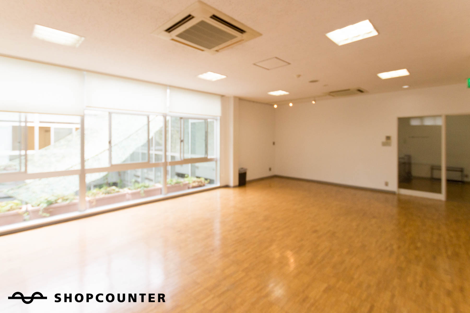 【明治神宮前（原宿）駅1分】展示会、ポップアップストアに適した陽が降り注ぐ明るいイベントスペース（A）