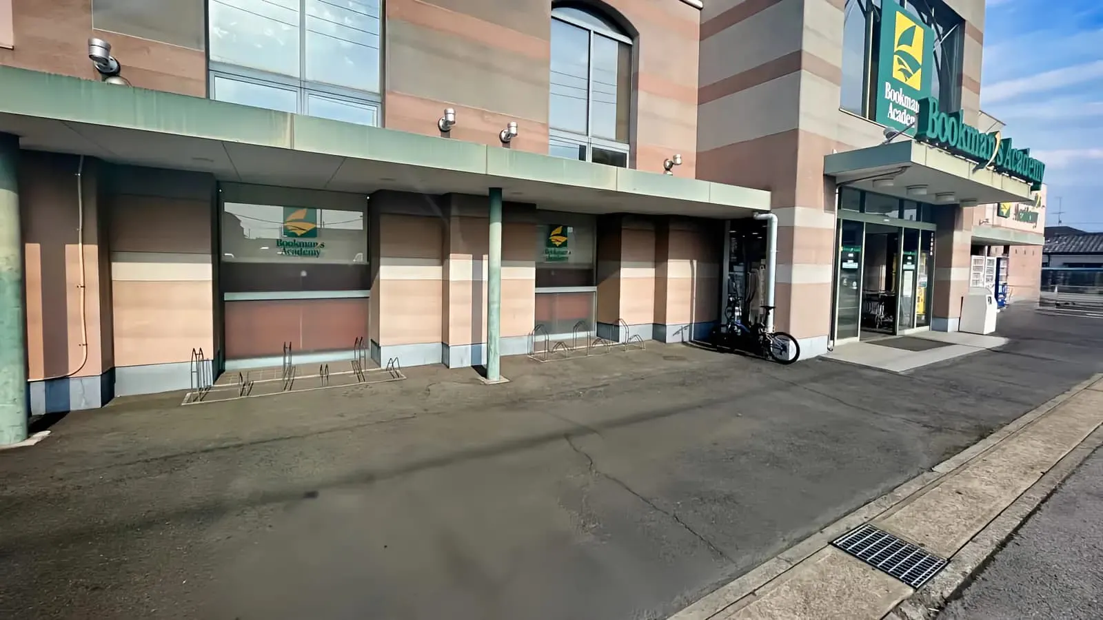 【ブックマンズアカデミー太田店】キッチンカー出店やプロモーションに最適!地域密着型書店入口横の駐車場スペース