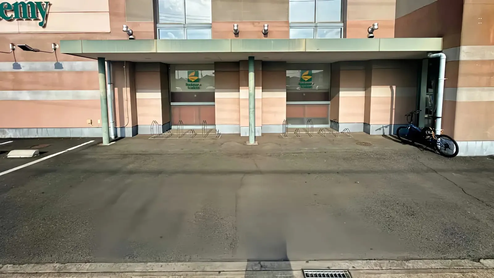 【ブックマンズアカデミー太田店】キッチンカー出店やプロモーションに最適！地域密着型書店入口横の駐車場スペース