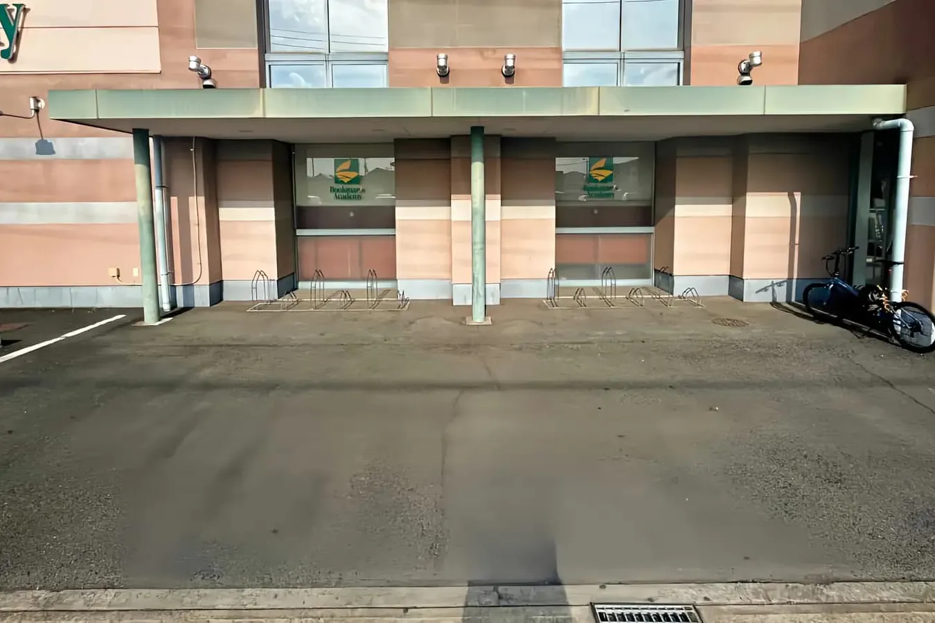 【ブックマンズアカデミー太田店】キッチンカー出店やプロモーションに最適!地域密着型書店入口横の駐車場スペース