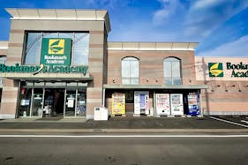 【ブックマンズアカデミー太田店】キッチンカー出店やプロモーションに最適!地域密着型書店入口横の駐車場スペース