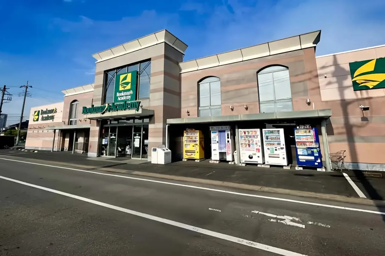 【ブックマンズアカデミー太田店】キッチンカー出店やプロモーションに最適!地域密着型書店入口横の駐車場スペース