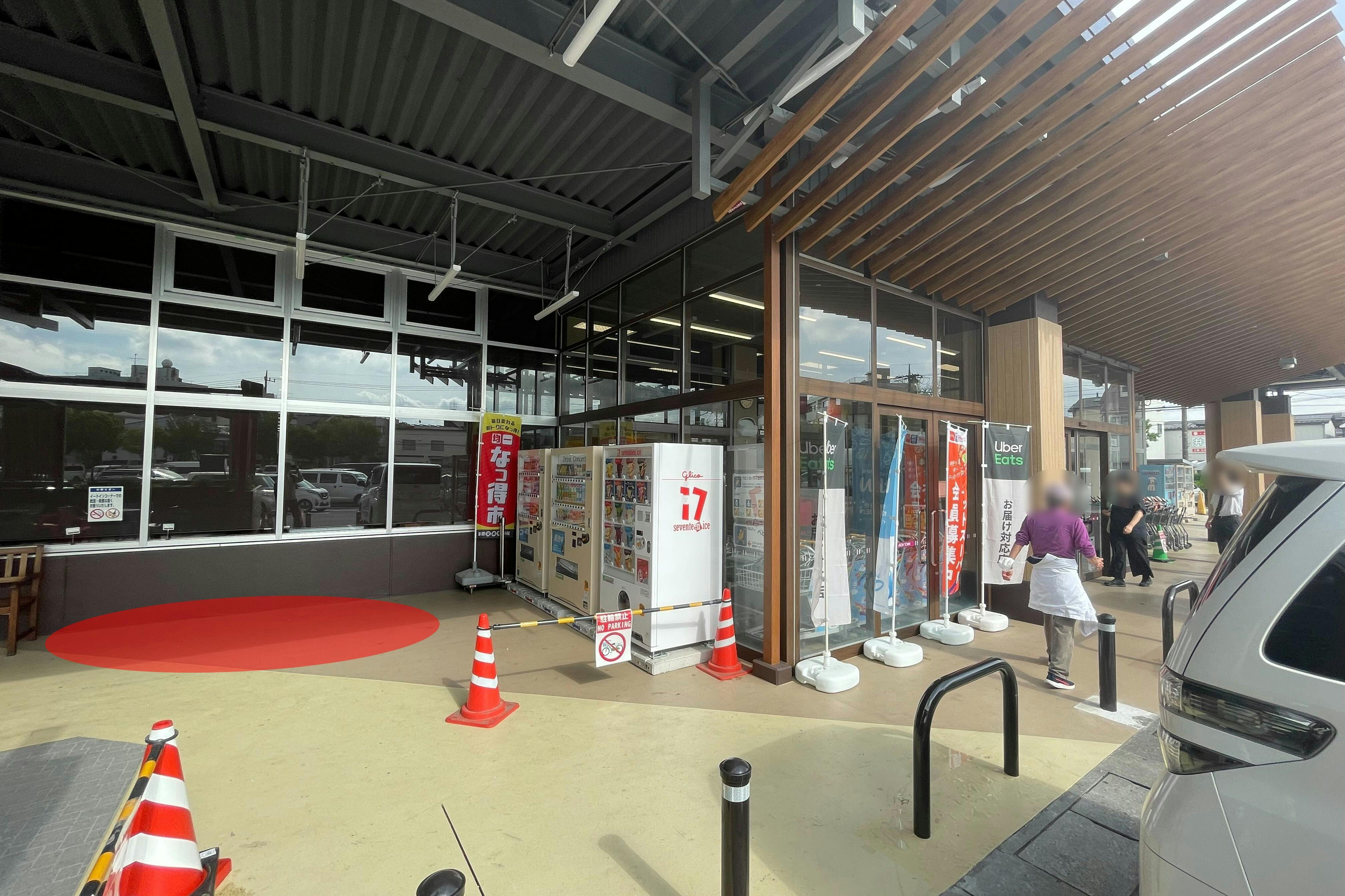 【イオンタウン蕨】各種プロモーションイベントやポップアップ開催に最適なテラスエリア内にある出入口横にある軒下スペース