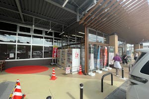 【イオンタウン蕨】各種プロモーションイベントやポップアップ開催に最適なテラスエリア内にある出入口横にある軒下スペース