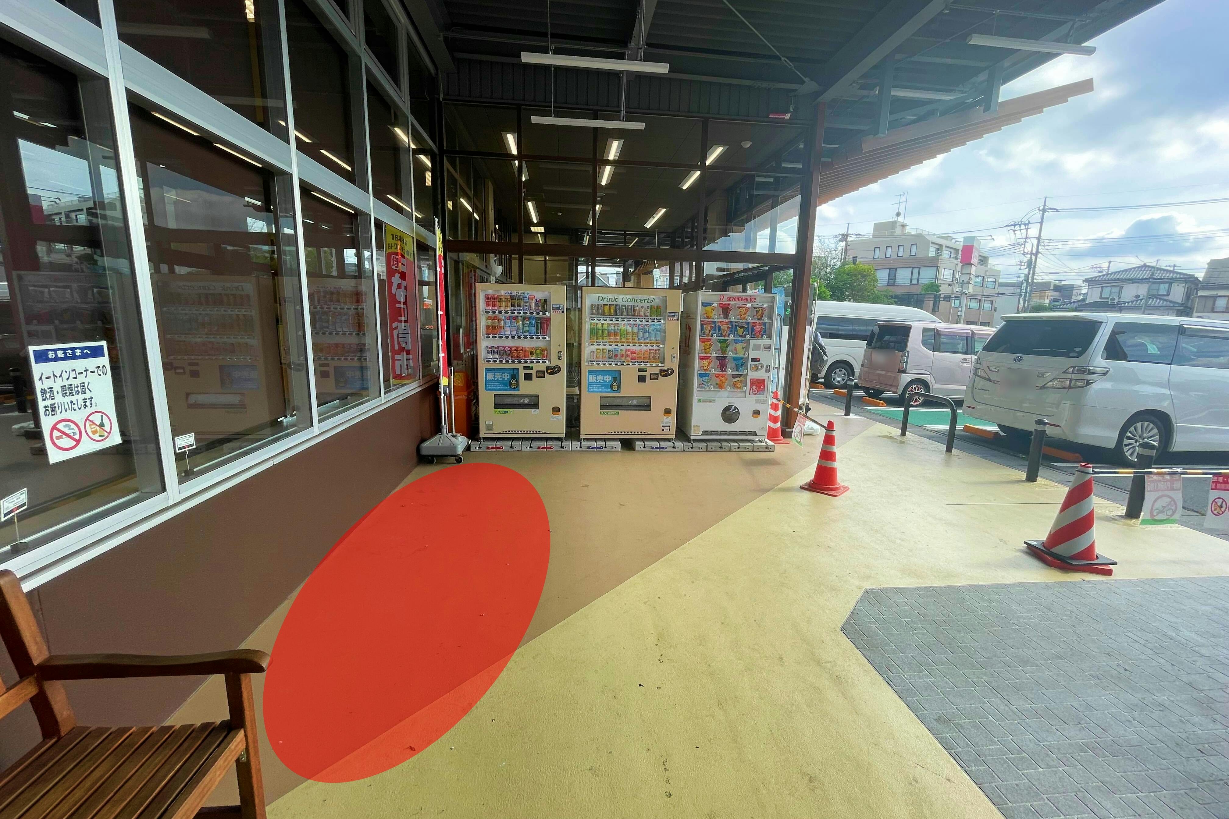 【イオンタウン蕨】各種プロモーションイベントやポップアップ開催に最適なテラスエリア内にある出入口横にある軒下スペース