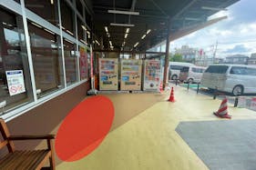 【イオンタウン蕨】各種プロモーションイベントやポップアップ開催に最適なテラスエリア内にある出入口横にある軒下スペース