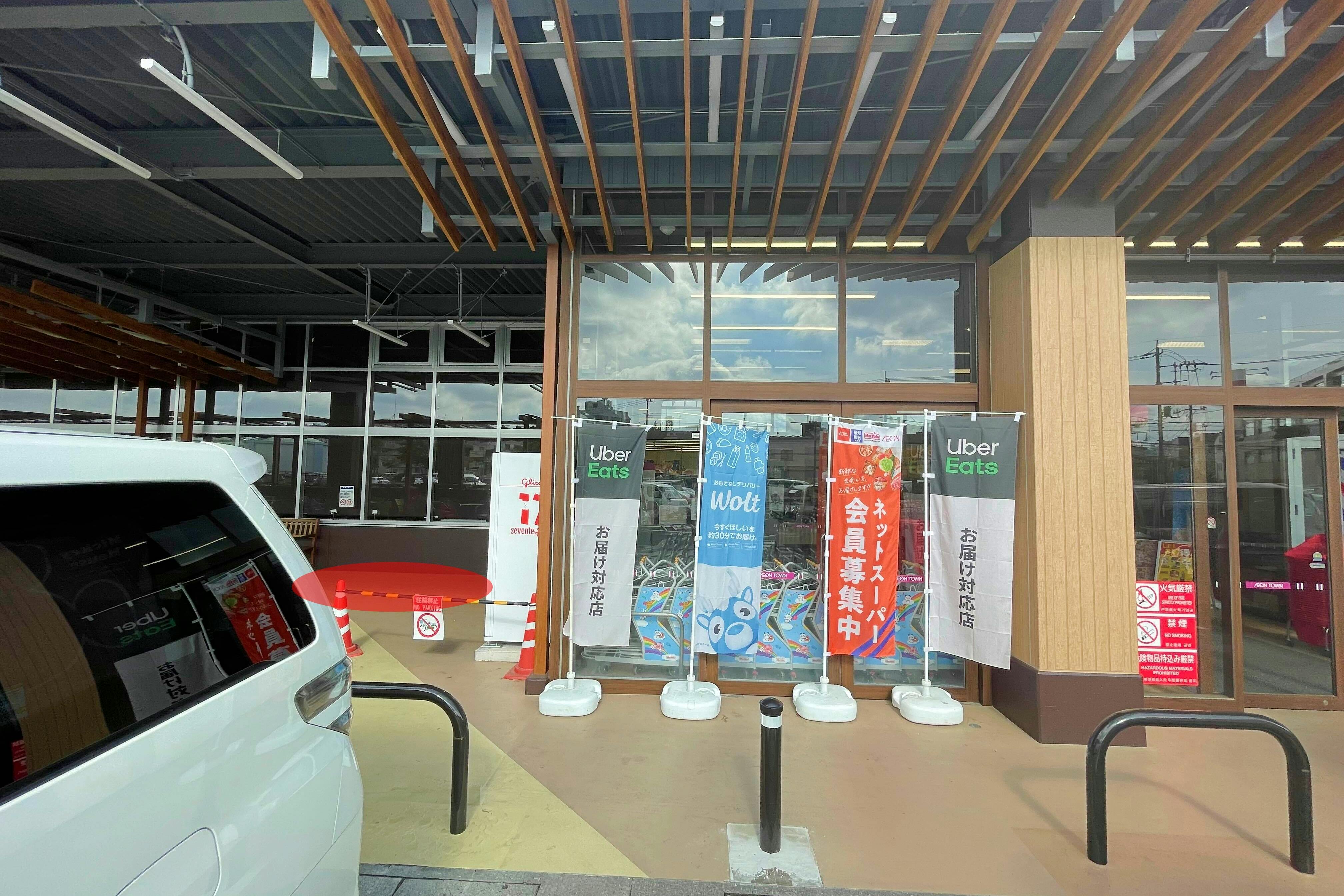 【イオンタウン蕨】各種プロモーションイベントやポップアップ開催に最適なテラスエリア内にある出入口横にある軒下スペース