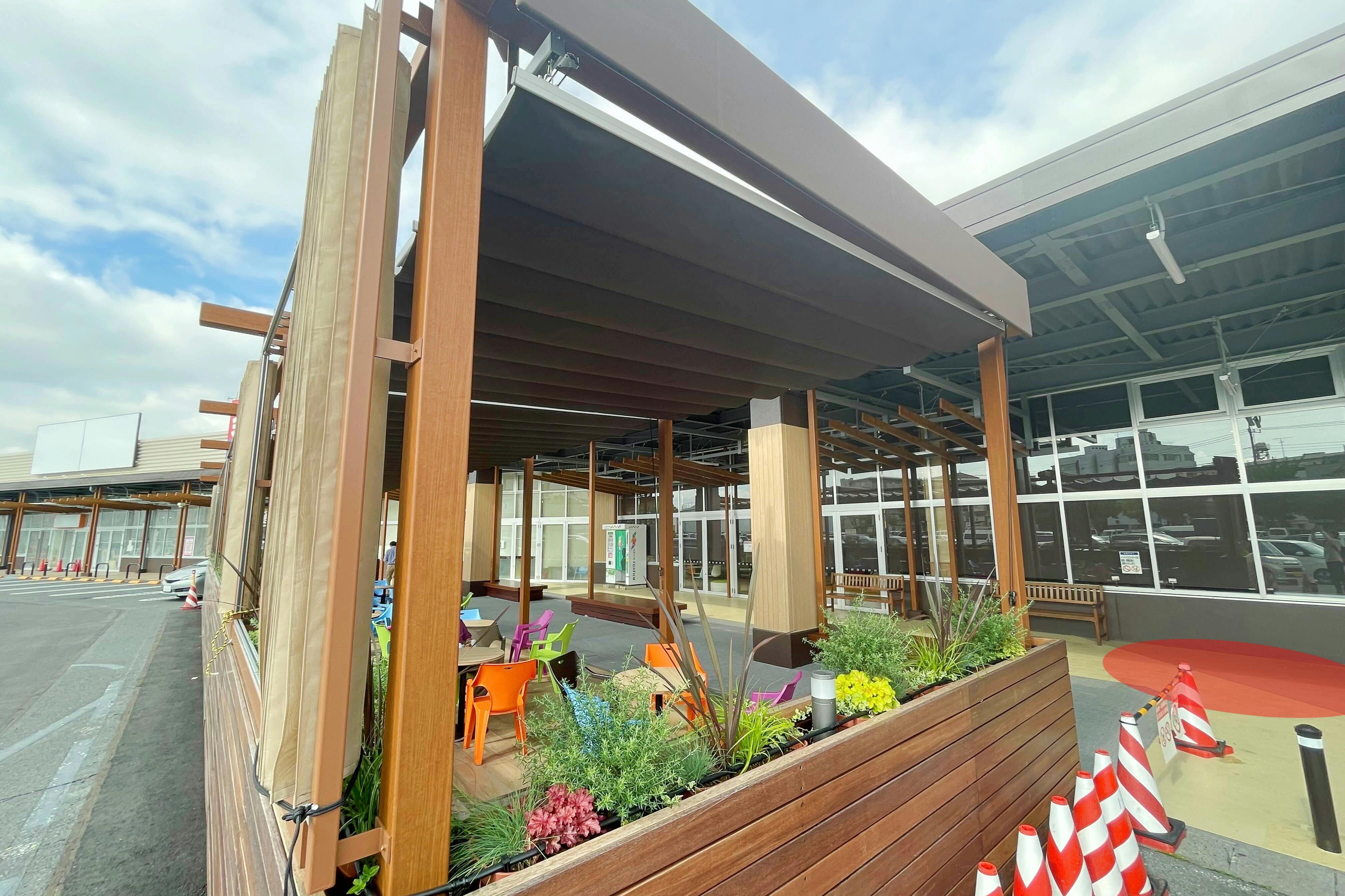 【イオンタウン蕨】各種プロモーションイベントやポップアップ開催に最適なテラスエリア内にある出入口横にある軒下スペース