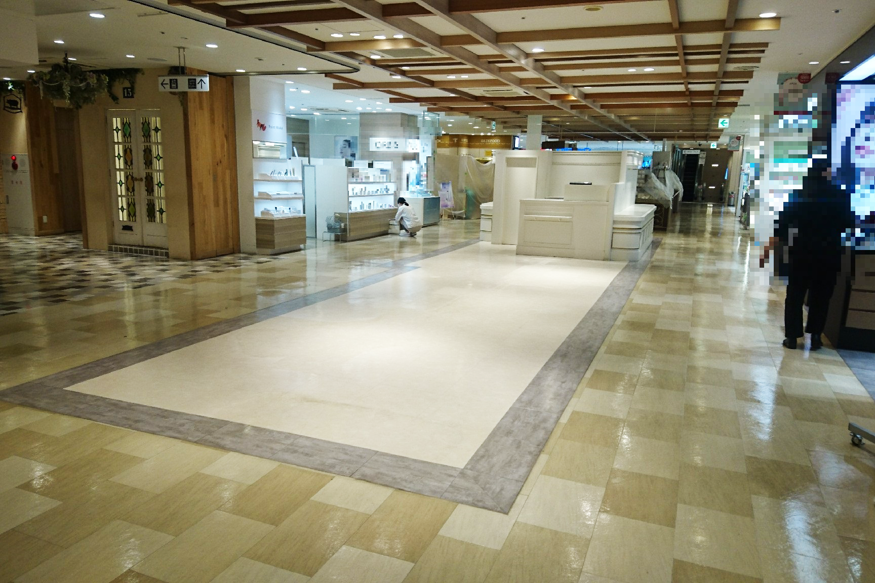 【町田マルイ】3階 カレンダリウムD08【食物販・物販】エスカレーター正面、備え付什器・ストックありのスペース