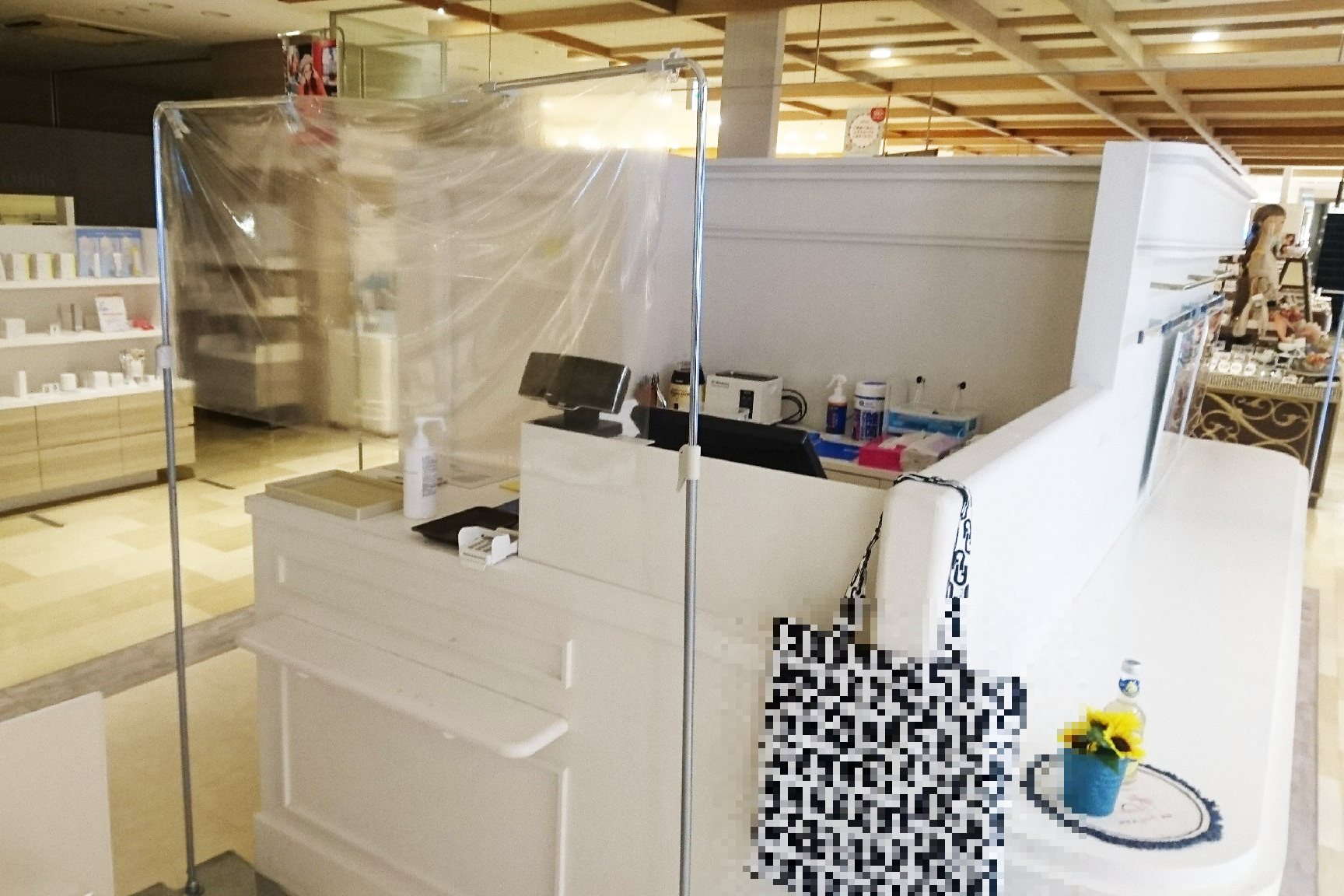 【町田マルイ】3階 カレンダリウムD08【食物販・物販】エスカレーター正面、備え付什器・ストックありのスペース