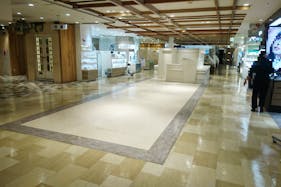 【町田マルイ】3階 カレンダリウムD08【食物販・物販】エスカレーター正面、備え付什器・ストックありのスペース