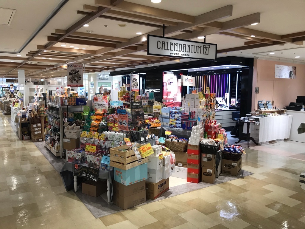 【町田マルイ】3階 カレンダリウムD08【食物販・物販】エスカレーター正面、備え付什器・ストックありのスペース