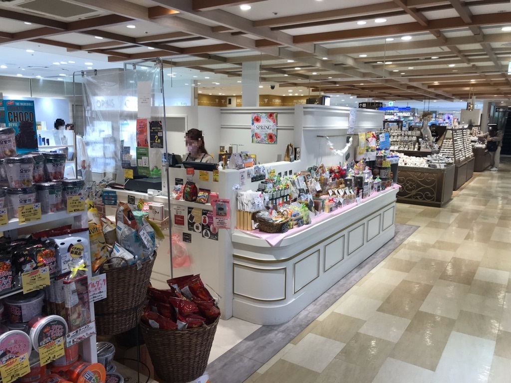 【町田マルイ】3階 カレンダリウムD08【食物販・物販】エスカレーター正面、備え付什器・ストックありのスペース