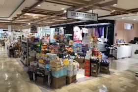 【町田マルイ】3階 カレンダリウムD08【食物販・物販】エスカレーター正面、備え付什器・ストックありのスペース