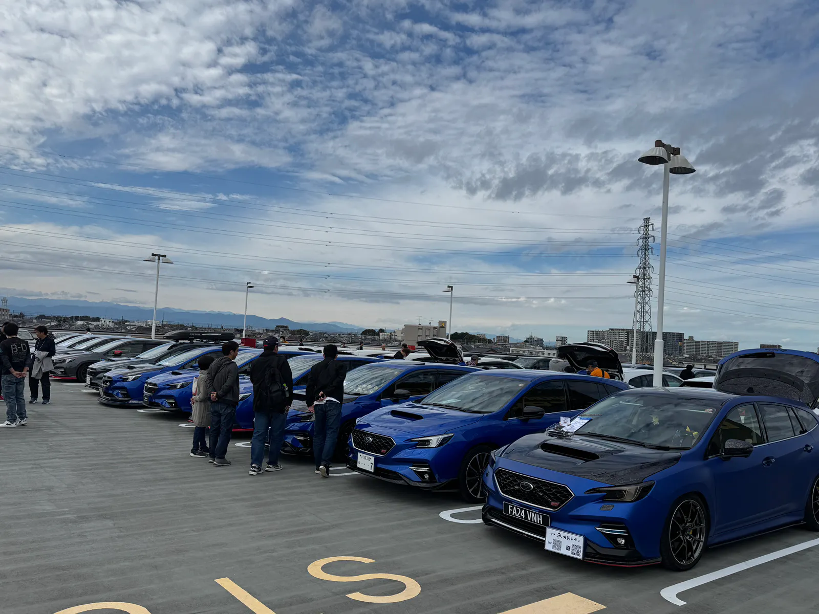 【ヘイワールド!!／スカイエリア】車両展示会やマルシェ等の大規模屋外イベントに最適な地域密着型の商業施設屋上のイベントスペース