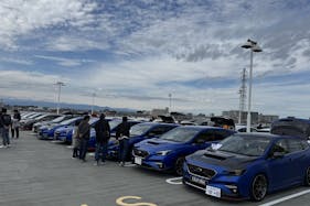 【ヘイワールド!!/スカイエリア】車両展示会やマルシェ等の大規模屋外イベントに最適な地域密着型の商業施設屋上のイベントスペース