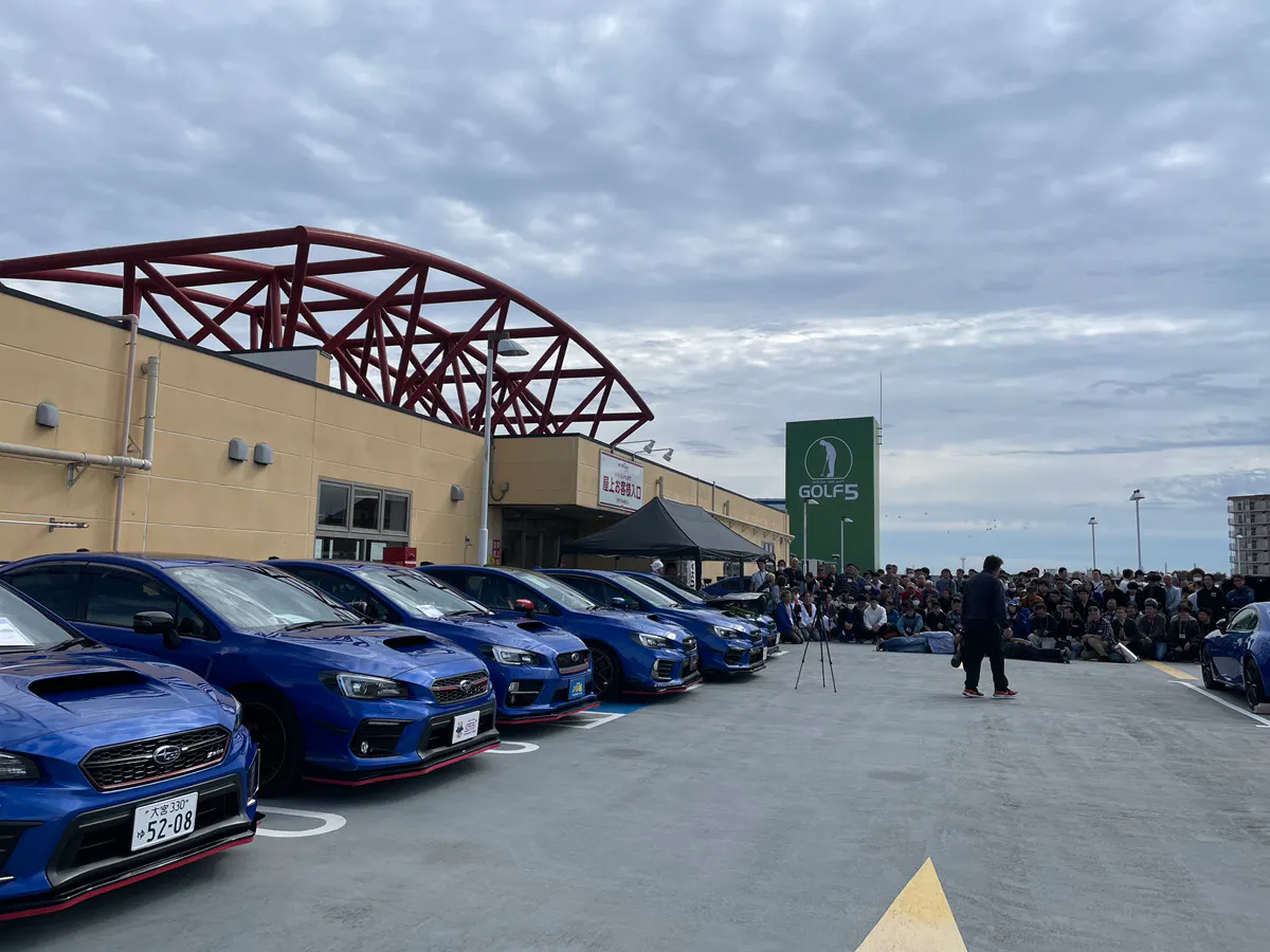 【ヘイワールド!!／スカイエリア】車両展示会やマルシェ等の大規模屋外イベントに最適な地域密着型の商業施設屋上のイベントスペース