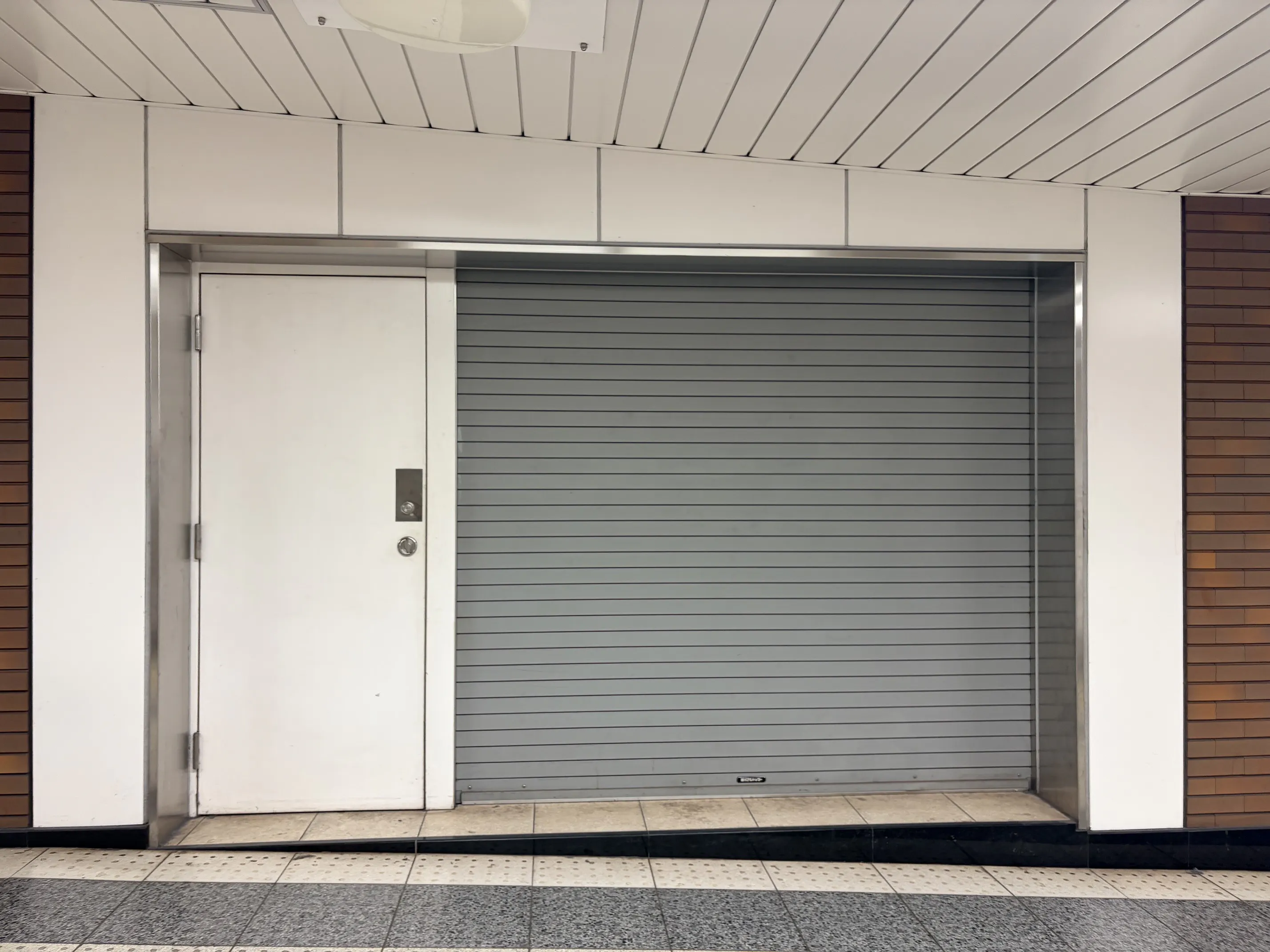 【横浜市営地下鉄ブルーライン関内駅・改札外B区画（中央）｜割引キャンペーン実施中】物販、食物販のポップアップストアに最適な人通りの多い改札外イベントスペース