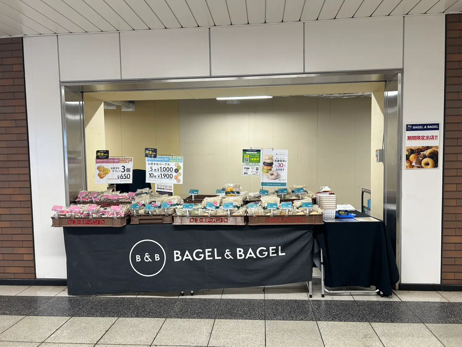 【横浜市営地下鉄ブルーライン関内駅・改札外B区画（中央）】物販、食物販のポップアップストアに最適な人通りの多い改札外イベントスペース