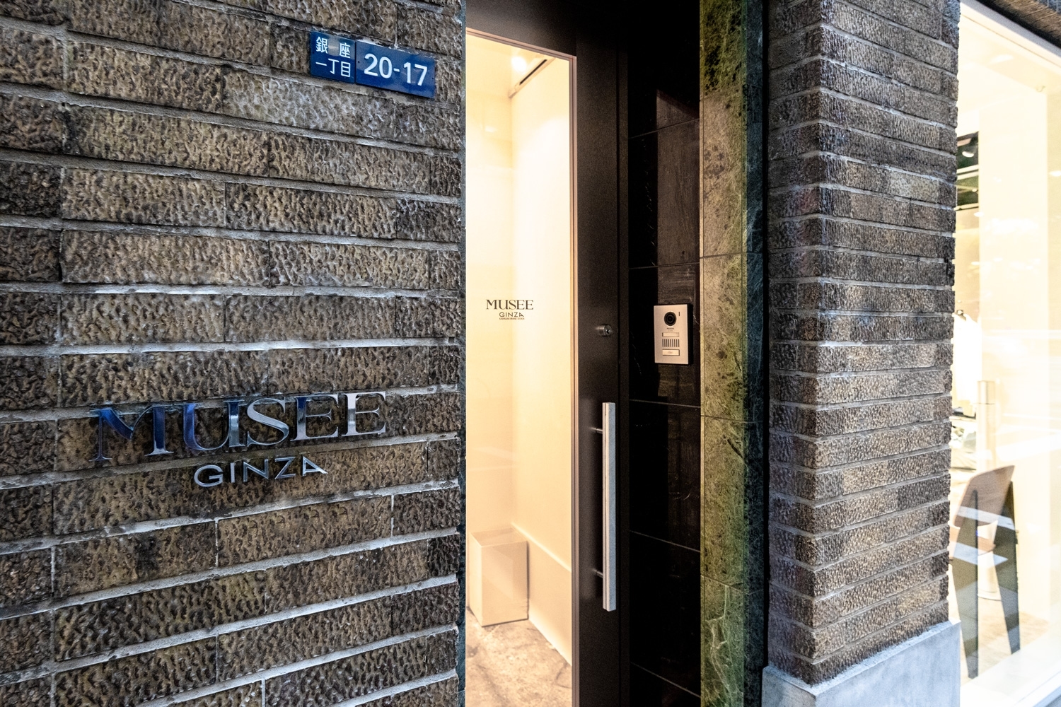 銀座・昭和通りに面した角地。90年前からそのままの姿で現代に残る「近代建築100選」に選ばれた歴史的建造物。新たに、3階に誕生したばかりのギャラリーと屋上空間です。エントランスはビル裏手に独立してあります。（※1階表面は別店舗です）