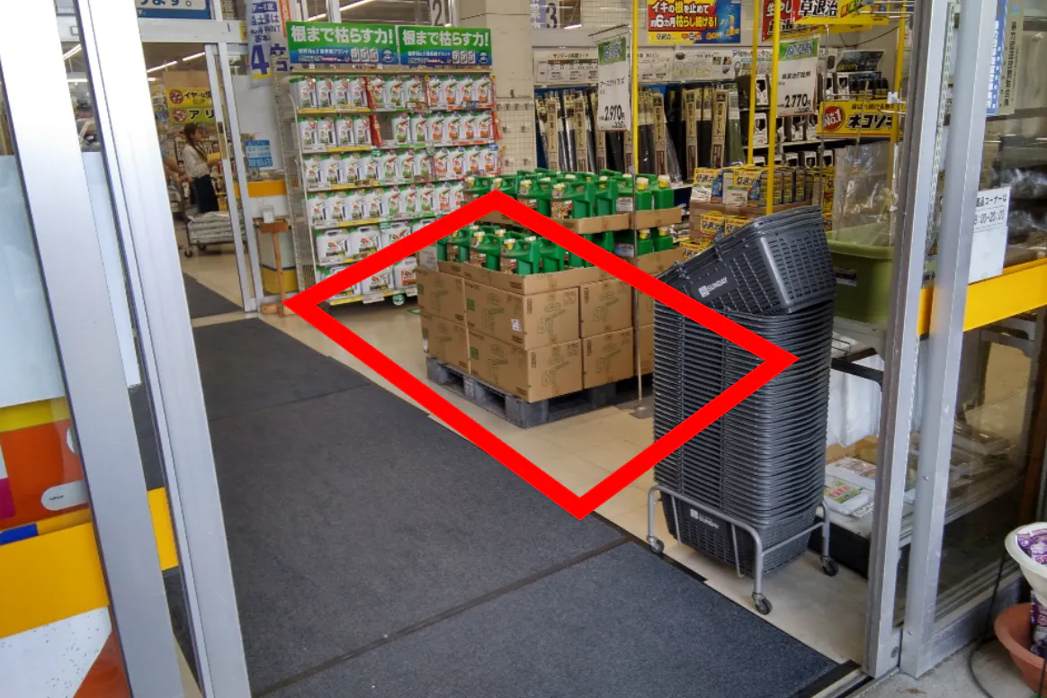 【サンデー八戸新井田店】屋内メイン入口風除室 食物販やプロモーション等の出店に最適なホームセンター店内のイベントスペース