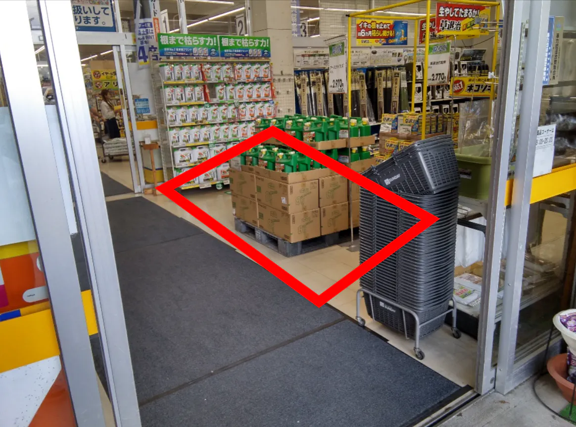 【サンデー八戸新井田店】屋内メイン入口風除室　食物販やプロモーション等の出店に最適なホームセンター店内のイベントスペース