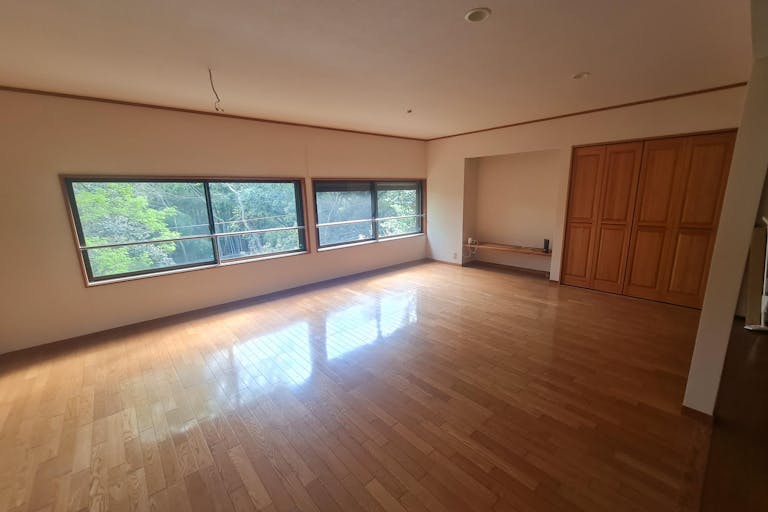 緑がいっぱい、小川のせせらぎが聞こえるリラックス空間です