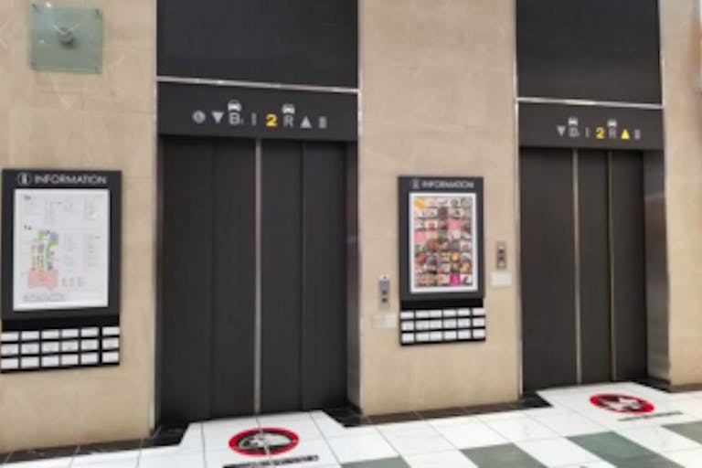 【イオンモール盛岡】モール内広告 エレベーター扉の画像1
