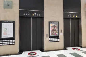 【イオンモール盛岡】モール内広告 エレベーター扉